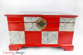 Red rectangular lacquer box attached with eggshell squares